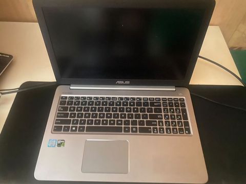 ASUS noutbuk - Prosessor: Intel Core i7, 7‑ci nəsil - Qrafika: NVIDIA
