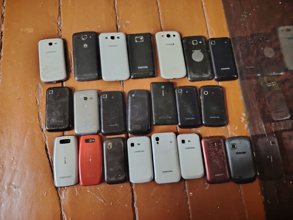Samsung Nokia Kolleksiya şəklində müxtəlif markalı köhnə mobil — Elektronika, Bakı (2)