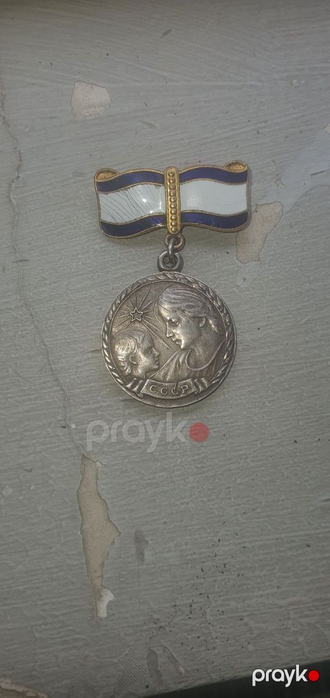 Sovet dövrünə aid nişan/medal - Üst hissə: mavi-ağ emallı lent — Bakı