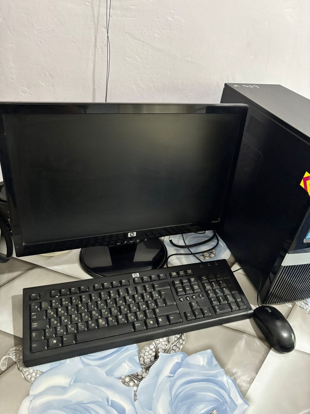 HP masaüstü kompüter seti - Monitor: HP LCD monitor (təxmini 20–22