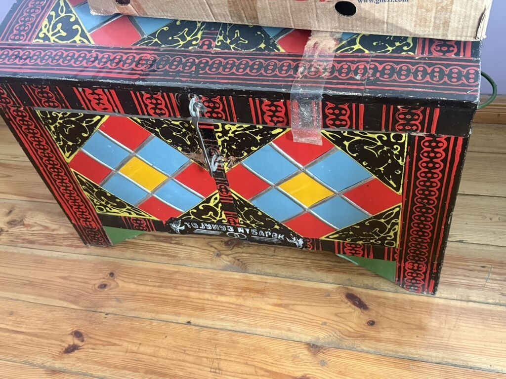 Rəngli naxışlarla bəzədilmiş taxta sandıq/çemodan tipli qutu. - — Mallar, Gəncə