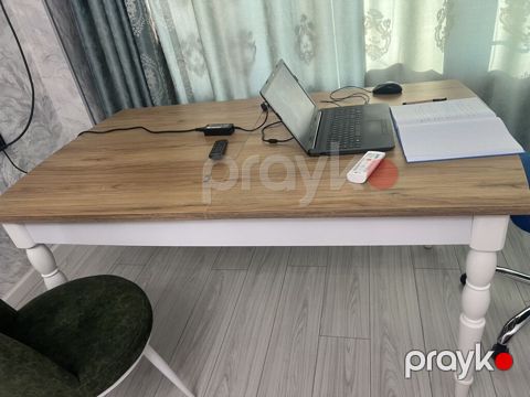 Ağ gövdəli, ağ ayaqlı, taxta naxışlı üstə malik yazı/iş masası. Üst