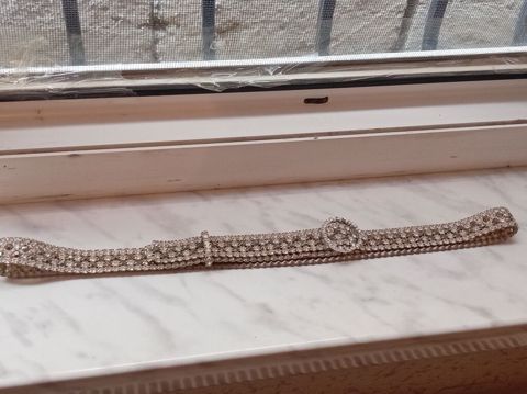 Zərif bəzəkli kəmər - Rəng: gümüşü - Material: parlaq straz daşlarla