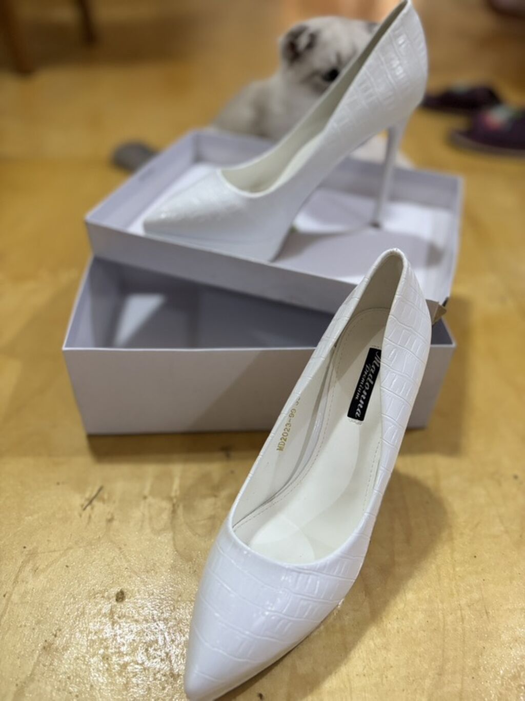 Ağ rəngli qadın tuflisi – stiletto model - Üst hissə: parlaq, timsah — Şəxsi əşyalar, Sumqayıt (3)