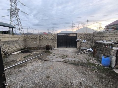 Həyətyanı ev və torpaq sahəsi - Qapalı, daş hasarlı həyət: geniş