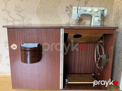 Podolsk 142 tikiş maşını, taxta stol ilə birlikdə təqdim olunur. Model — Quba