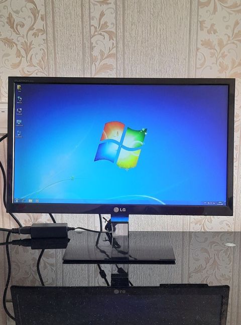 LG Flatron monitor - Ekran diaqonalı: təxminən 23–24 düym (geniş