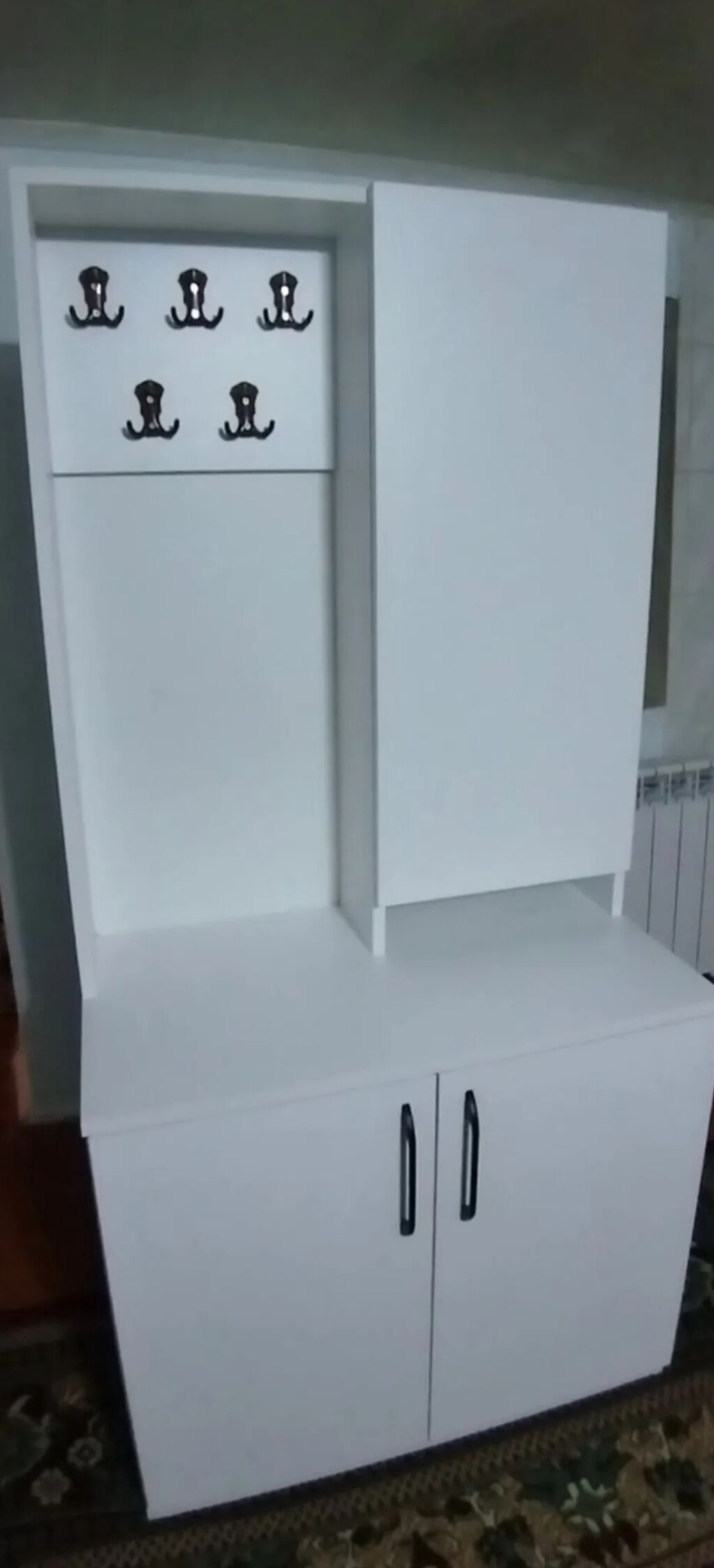 Ağ rəngli dəhliz üçün asılqanlı şkaf-komod - Dizayn: Minimal və düz — Mallar, Qobu
