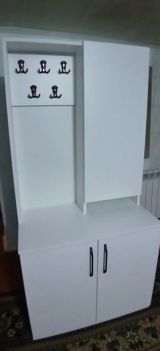 Ağ rəngli dəhliz üçün asılqanlı şkaf-komod - Dizayn: Minimal və düz — mebel