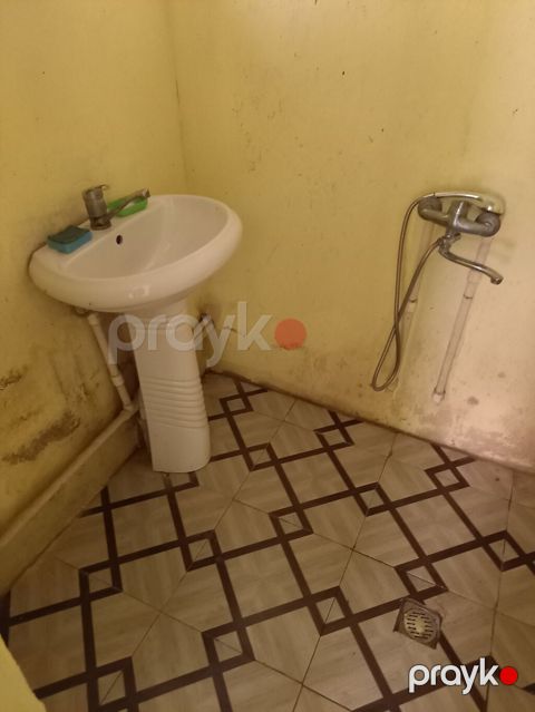 Kirayə: Mebelli 1 otaqlı mənzil - Geniş və işıqlı otaq: taxta döşəmə