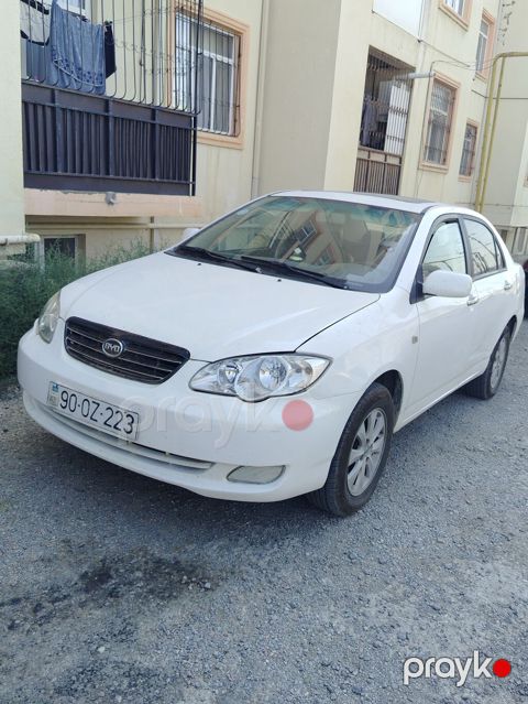 BYD markalı ağ rəngli sedan avtomobil. 4 qapılı kuzova malikdir və