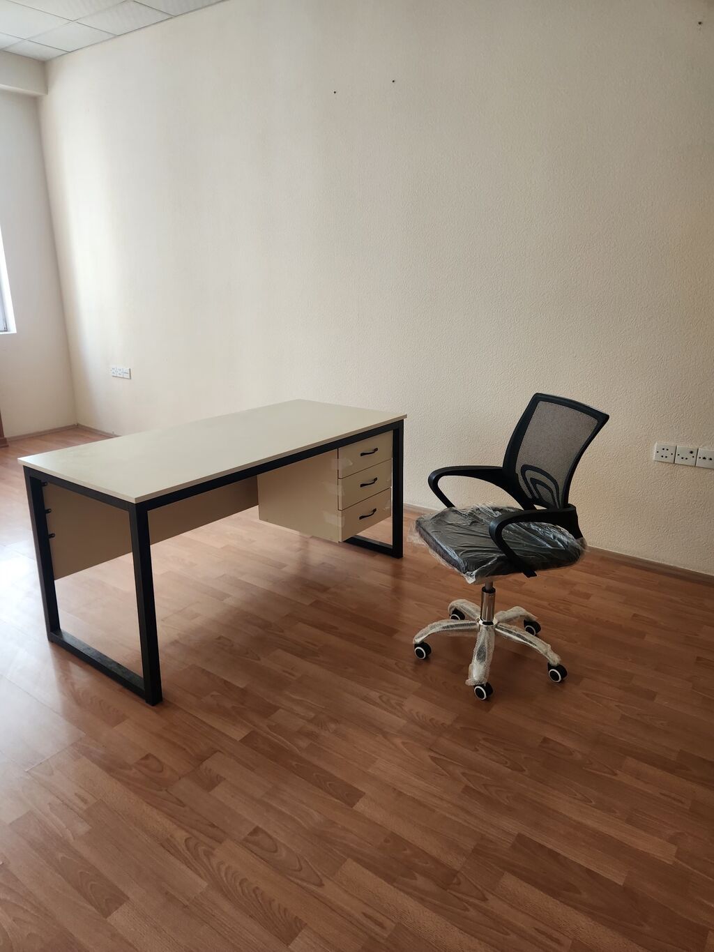 Ofis masasə və ofis kreslosu dəsti - Masa: Düz formalı iş masası — Ofis mebeli, Bakı (2)