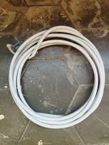 Ağ rəngli elektrik kabeli. Kabelin üzərində görünən işarələməyə əsasən — ikinci el satış yeni ve kohne
