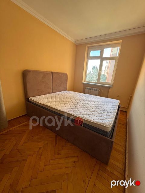 Matraslı yataq. Satılır 400 azn. 1,60*2 ölçüsünde. Bazalıdır. İdeal