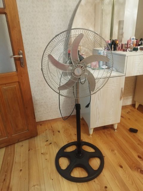 Dayaqlı elektrik ventilyatoru döşəmə/stand tipi