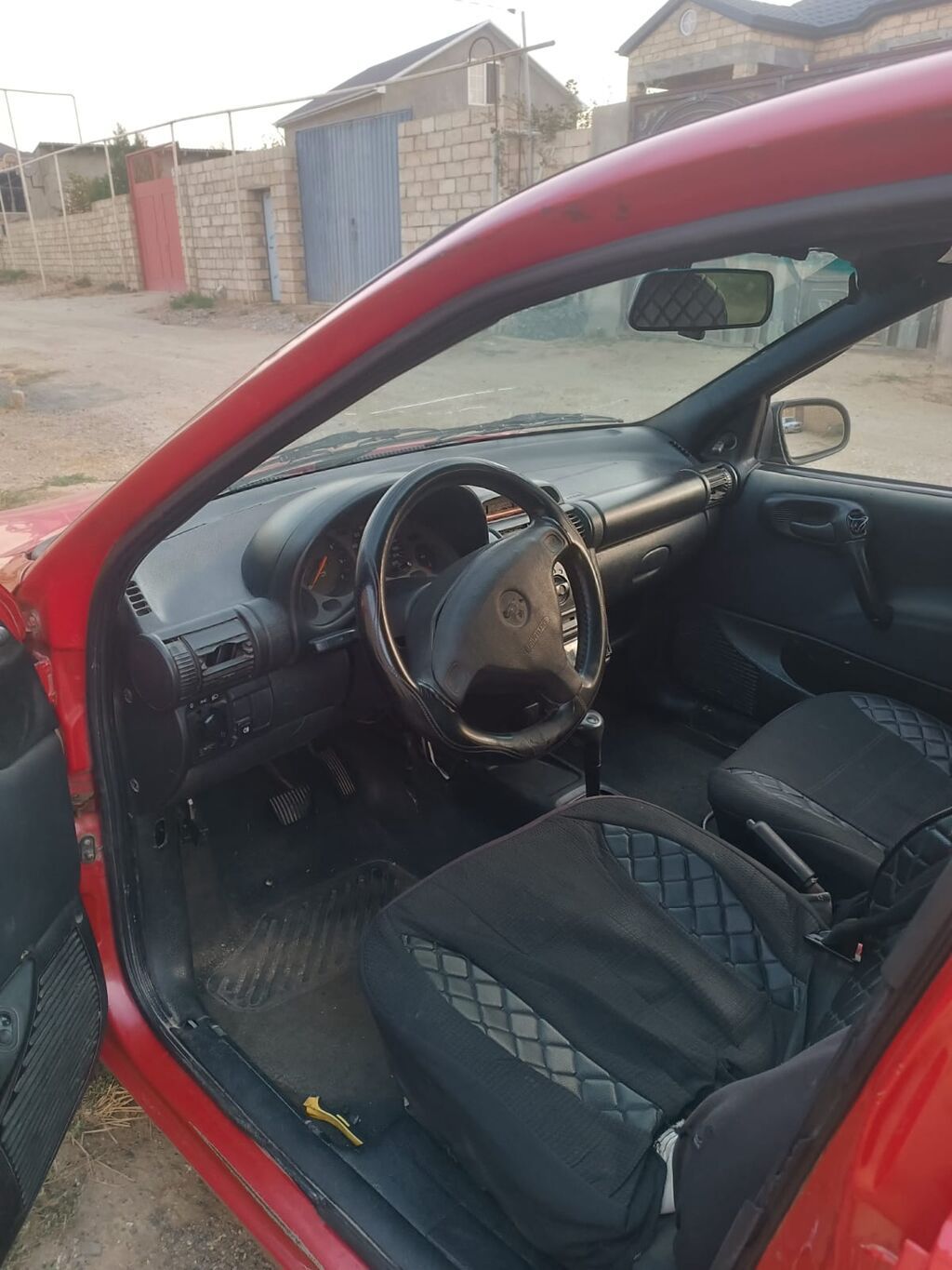 Qırmızı rəngli şəhər avtomobili – 5 qapılı hatchback. otur sur — Avto, Qobu (4)