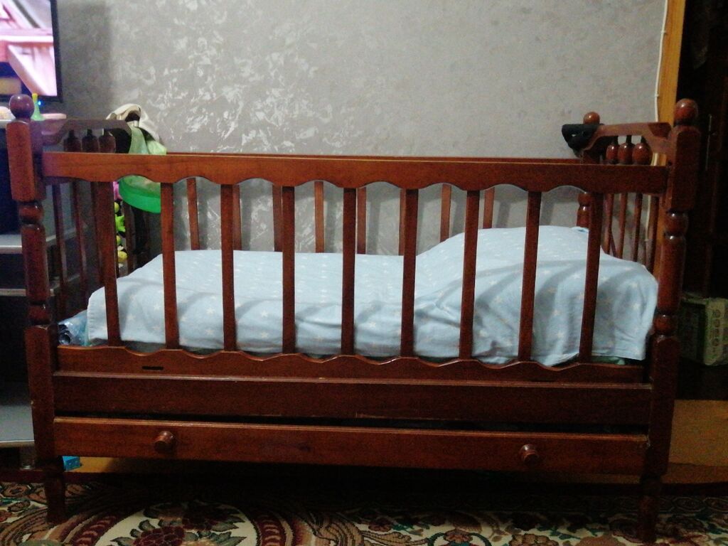Taxta beşik - Material: kütləvi ağac, cilalanmış tünd qəhvəyi rəng - — Mebel, Bakı