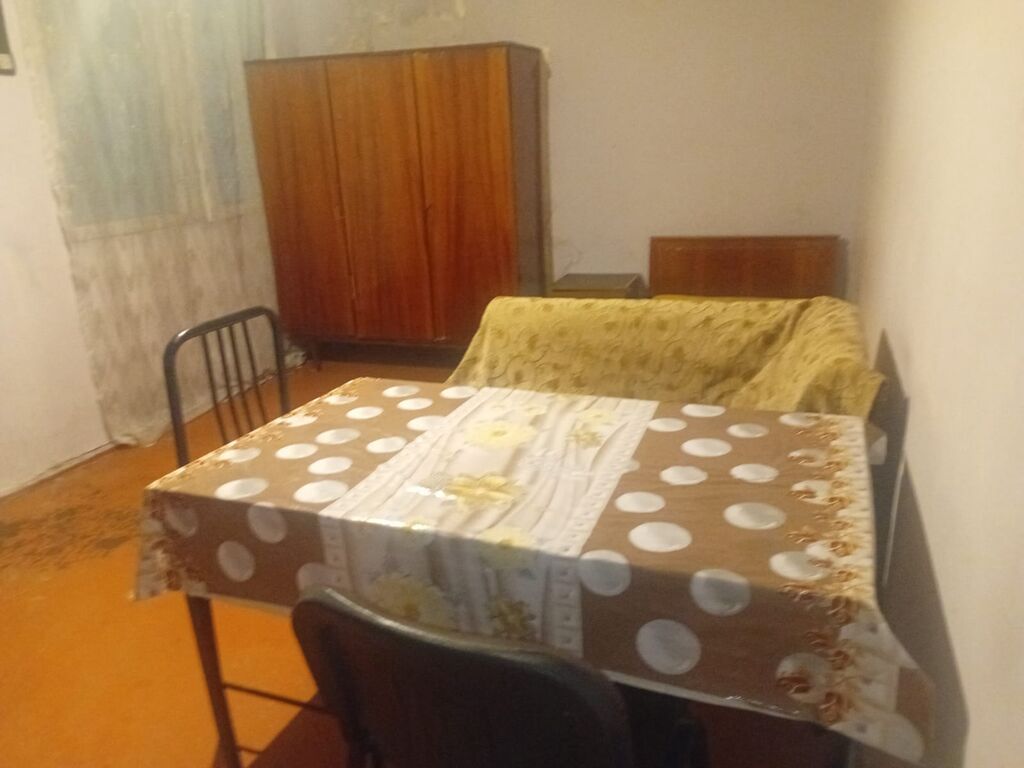 Kirayə üçün 1 otaqlı yaşayış yeri həyət evi ümumi sakit həyət -