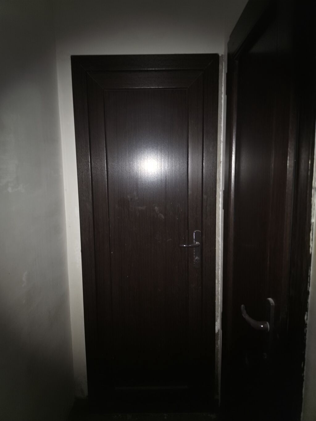 İşlənmiş daxili qapı 60×200 sm, tünd qəhvəyi rəngi, menteşə və kilidlə