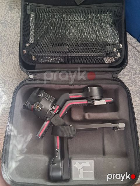 DJI RS 3 Pro peşəkar stabilizator Xüsusiyyətlər: - 3 oxlu motorlu