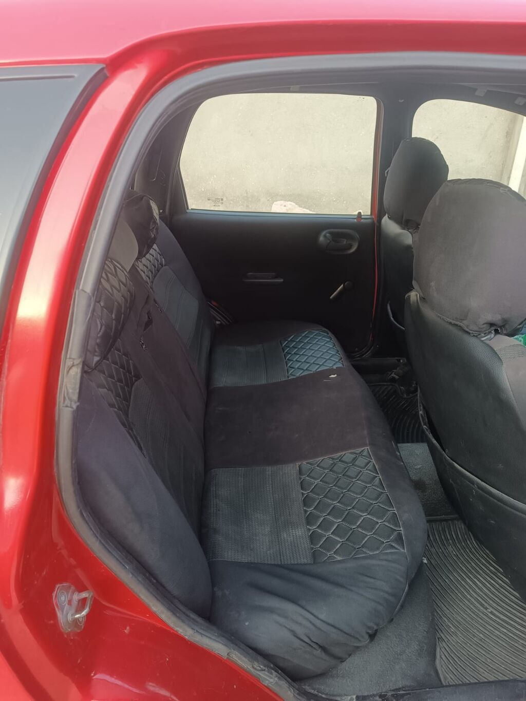 Qırmızı rəngli şəhər avtomobili – 5 qapılı hatchback. otur sur — Avto, Qobu (3)