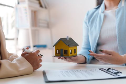 Daşınmaz əmlak agenti/ makler tələb olunur