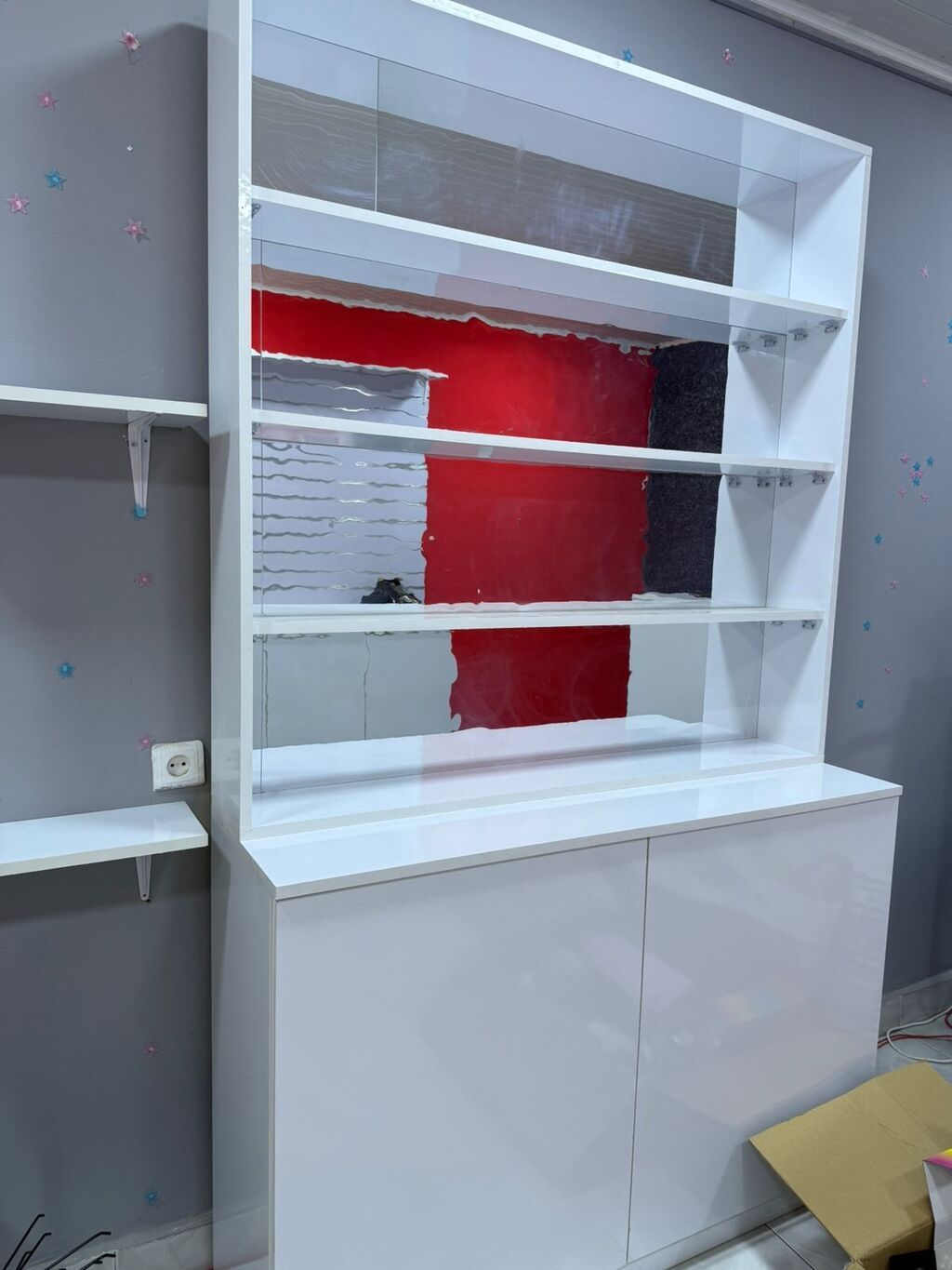 Ağ rəngdə mağaza/ofis mebel dəsti Tərkib: - Vitrin-komod: yuxarı — Ofis mebeli, Bakı (2)