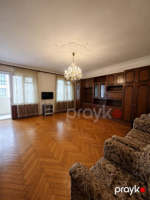 Satılır 4 otaqlı köhnə tikili 110 m²