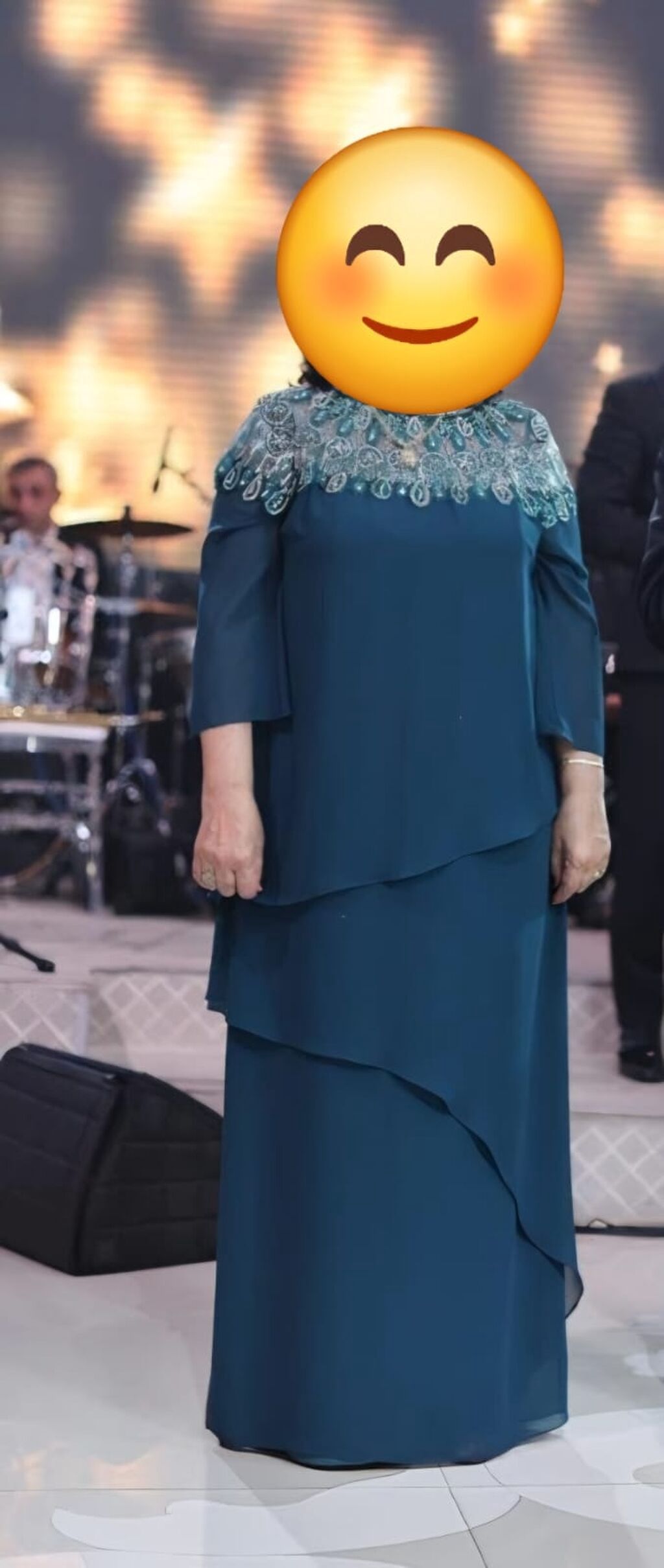 Zərif gecə/libas – tünd firuzə rəngində uzun şifon don. - Üst hissədə