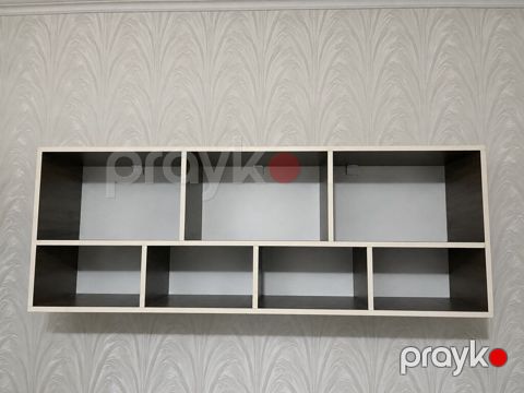 Divara quraşdırılan açıq rəf. Müasir və səliqəli dizayna malik bu rəf — Bakı