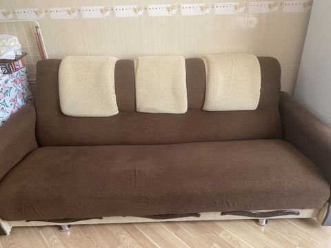 İşlənmiş açılan divan, qəhvəyi–krem, saxlama bölməsi