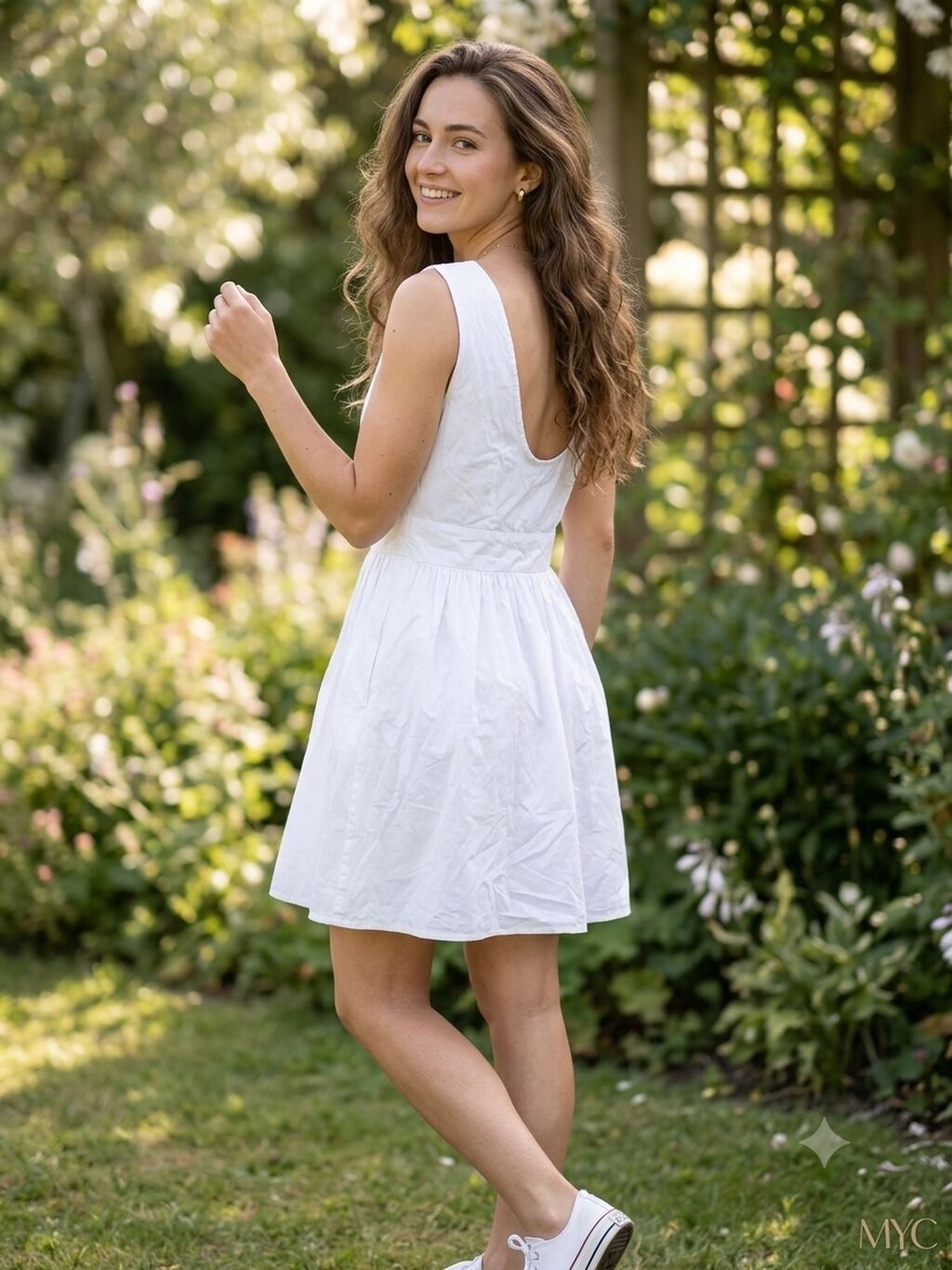 Ağ yaylıq paltar - Rəng: qar bəyaz - Model: qolsuz, geniş ətəkli mini
