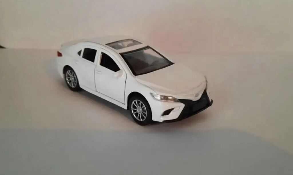 Maqnitli soundlu metal model avtomobil – sedan tipli, ağ rəng. -