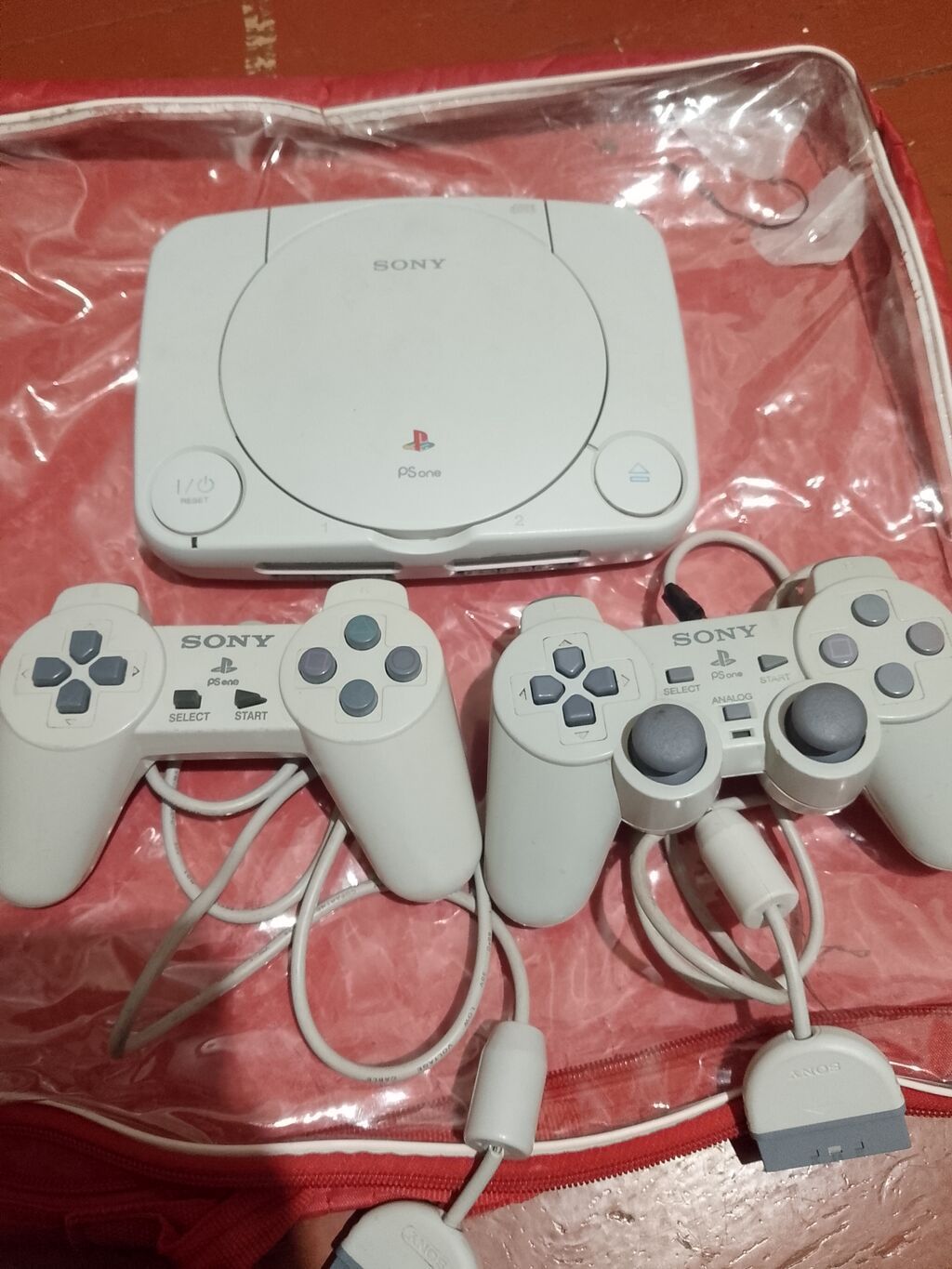 Sony PS one (SCPH seriyası) oyun konsolu dəsti — 2 kontroller, kabelləri və diskləri ilə