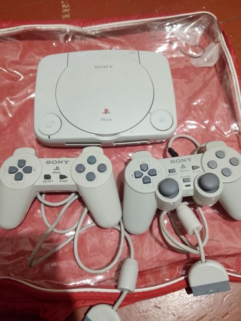 Sony PS one (SCPH seriyası) oyun konsolu dəsti — 2 kontroller, kabelləri və diskləri ilə