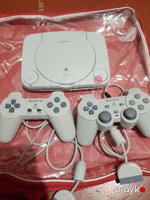 Sony PS one (SCPH seriyası) oyun konsolu dəsti — 2 kontroller, kabelləri və diskləri ilə