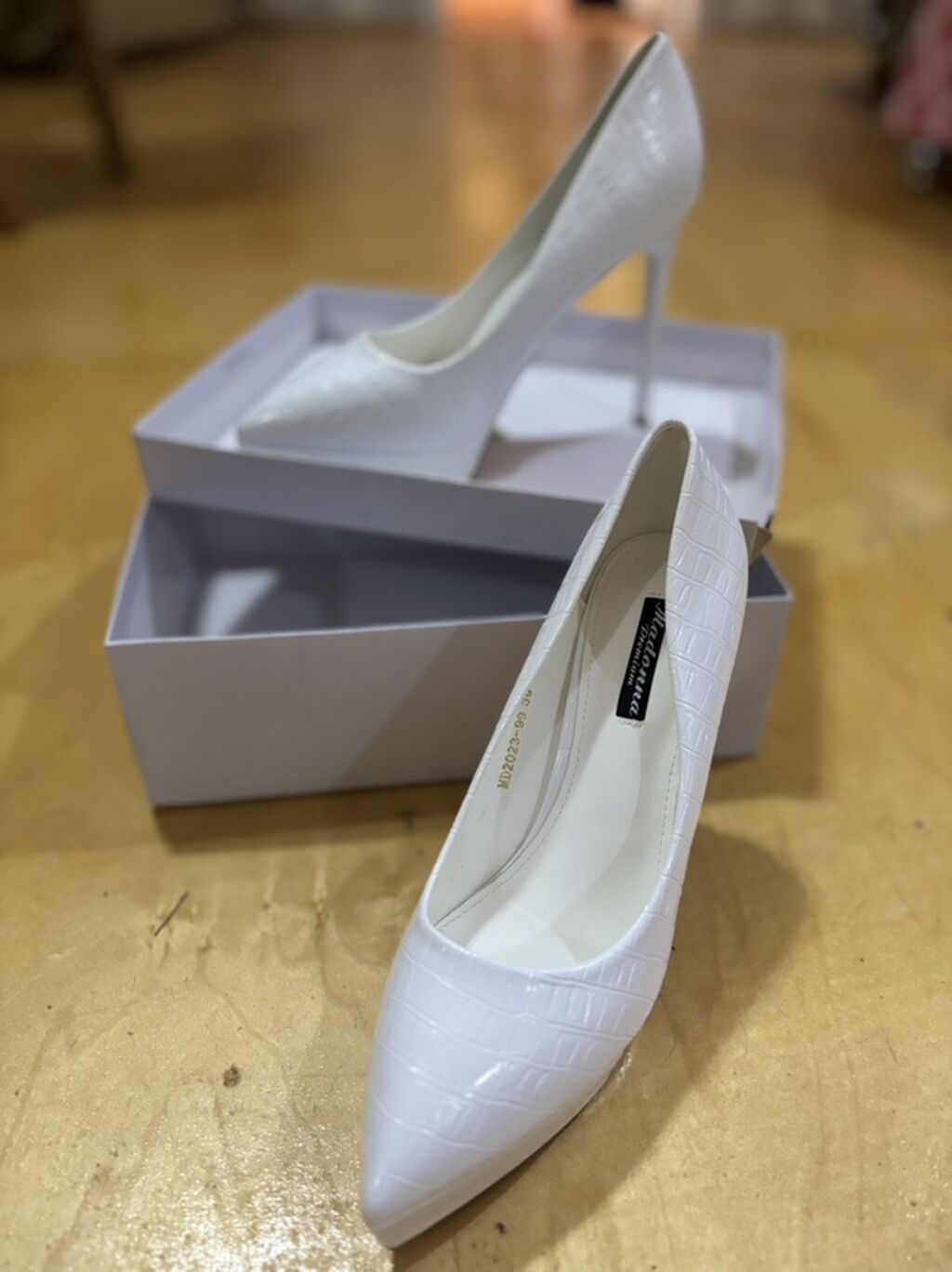 Ağ rəngli qadın tuflisi – stiletto model - Üst hissə: parlaq, timsah — Şəxsi əşyalar, Sumqayıt (2)
