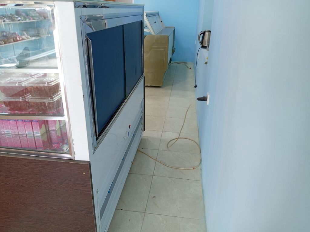Soyuducu vitrin və şüşə vitrindən ibarət mağaza avadanlığı paketi - — Mallar, Güzdək (6)