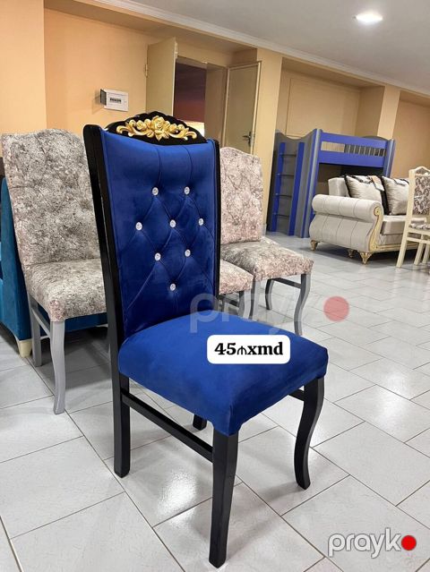 Mavi məxmər üzlüklü zərif yemək otağı stulu