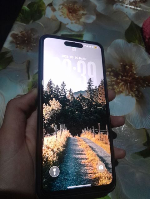 Smartfon – yaşıl rəngli gövdə, iki böyük arxa kamera və əlavə sensorlu