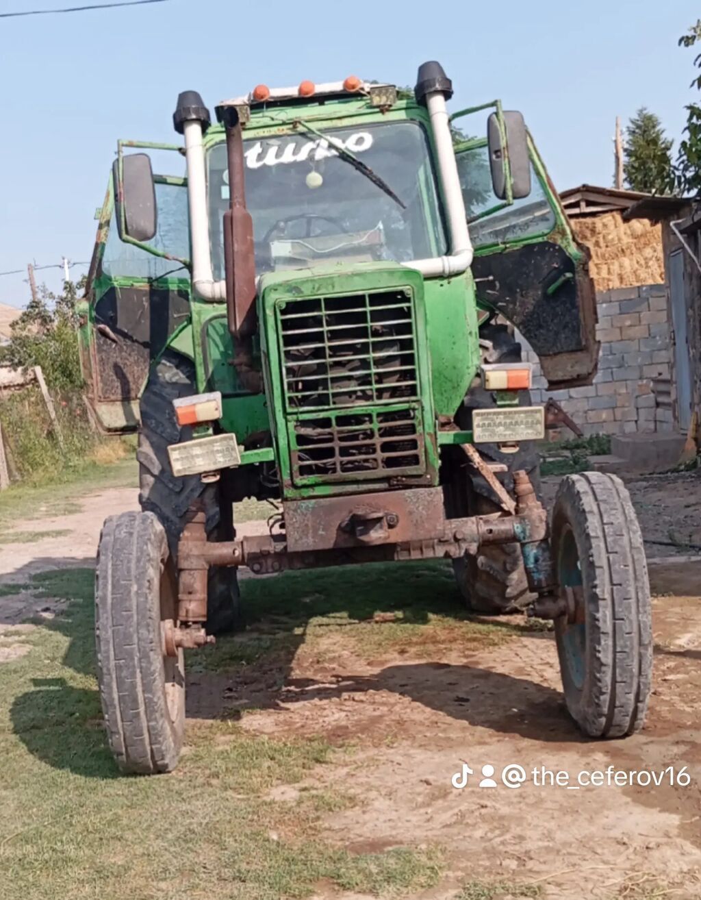 Yaşıl rəngli MTZ tipli arxa təkərdən dartılı traktor - Güclü dizel