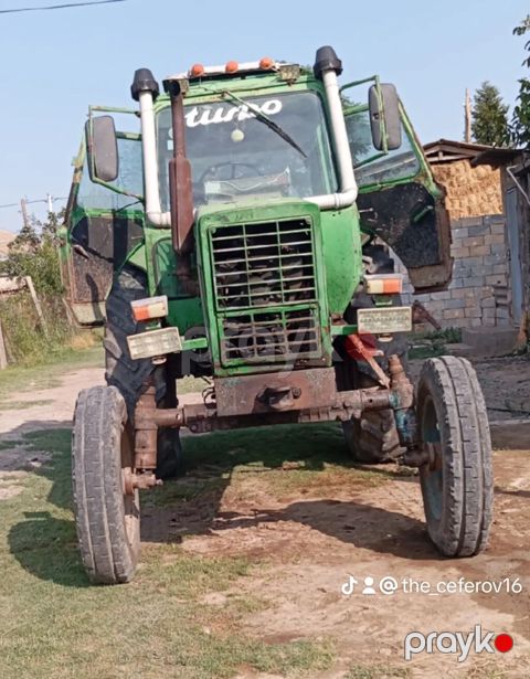 Yaşıl rəngli MTZ tipli arxa təkərdən dartılı traktor - Güclü dizel — Saatlı