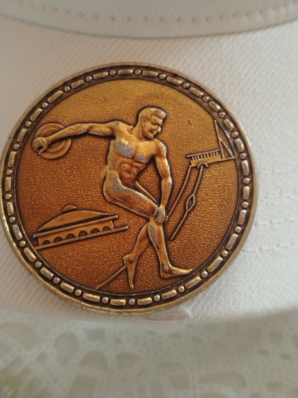 Sovet dövrünə aid idman mövzulu bürünc tonlu medal/nişan. - Ön — İdman və istirahət, Bakı