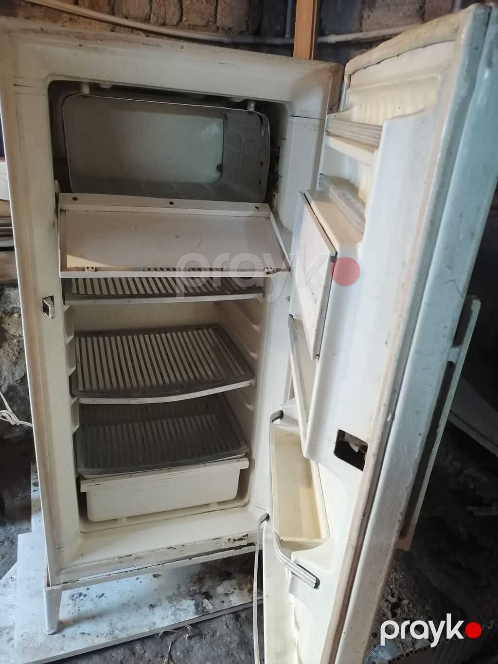 Təkqapılı soyuducu. Ağ rəngli, klassik quruluşlu modeldir. İç — Soyuducular, Bakı (2)