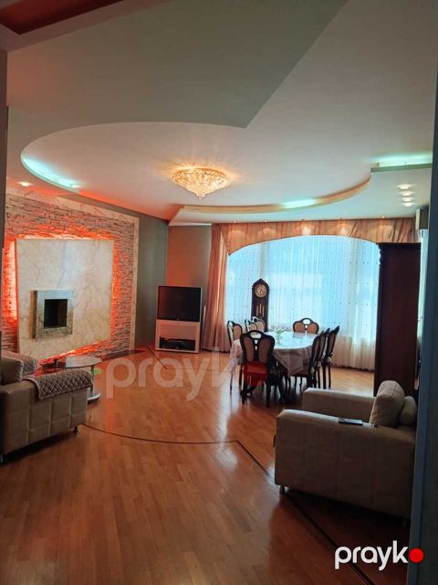 Satılır 4 otaqlı köhnə tikili 190 m²