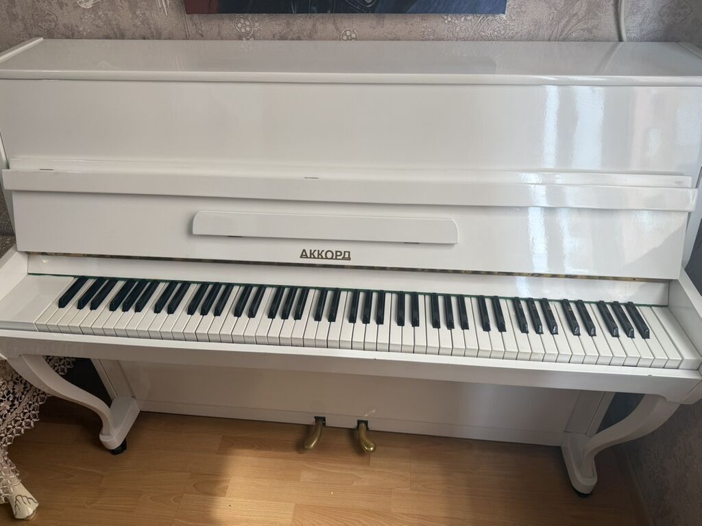 Akkord upright pianino – klassik akustik model, ağ rəngdə parlaq — Mallar, Masazır (2)