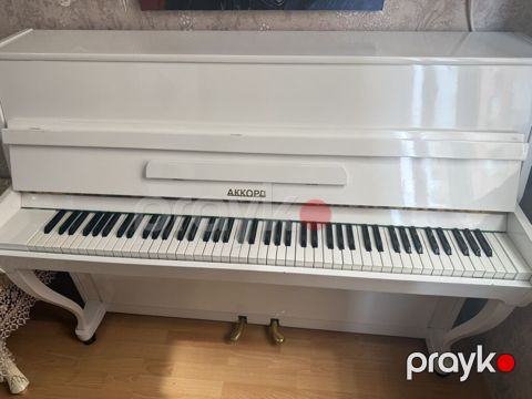 Akkord akustik pianino – dik model, ağ rəngli korpus və klassik — Masazır