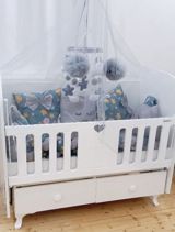 Ağ rəngli uşaq beşiyi – sallanan mexanizmli və dartıla bilən ön — Furniture