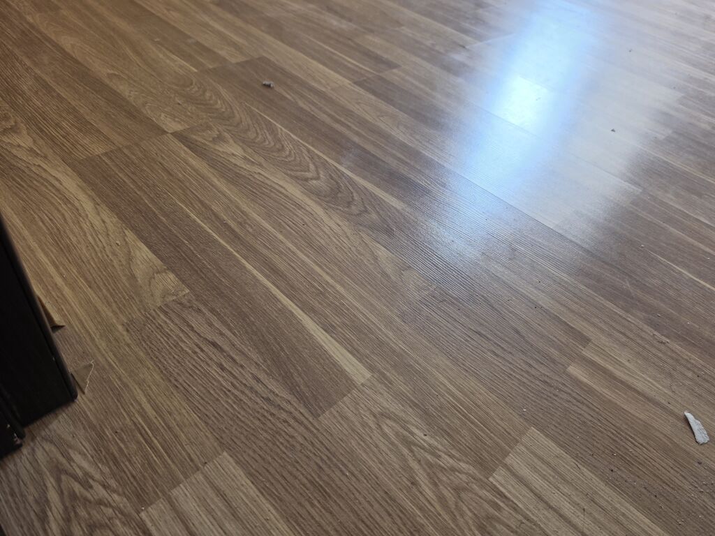 Laminat döşəmə — təbii palıd naxışlı