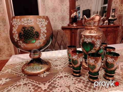Böyük dekorativ qədəh və sürahi dəsti — yaşıl və qızılı